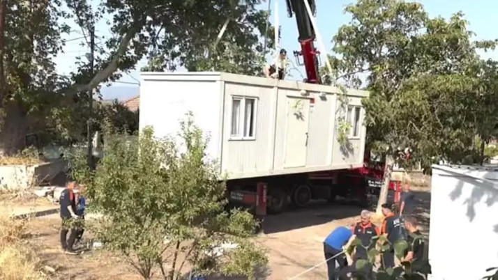 Balıkesir'deki depremzedeler için 250 yaşam konteyneri bölgeye ulaştırıldı