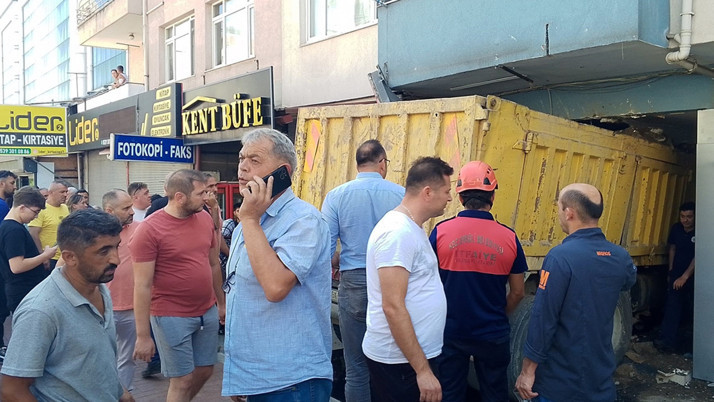 Zonguldak'ta freni boşalan kamyon dehşet saçtı! Araçlara çarpıp iş yerine girdi