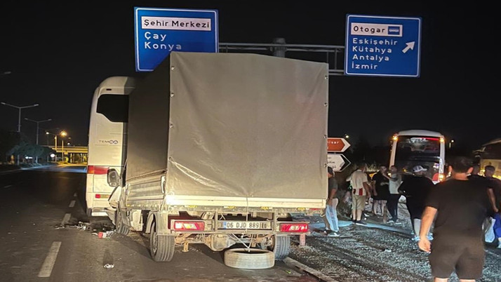 Kamyonet yolcu otobüsüne çarptı! Yaralılar var