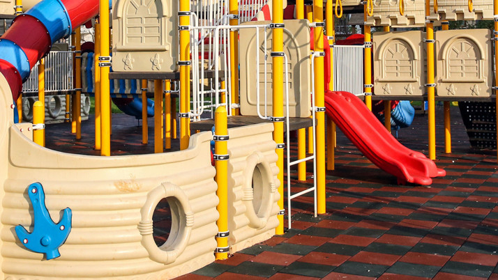 Oyun parkında yaşandı! Ağlamasına koştular