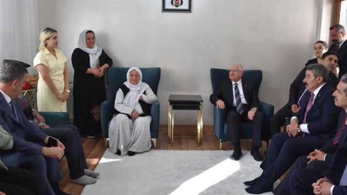 Milli Savunma Bakanı Güler, Şırnak'ta şehit ailesini ziyaret etti