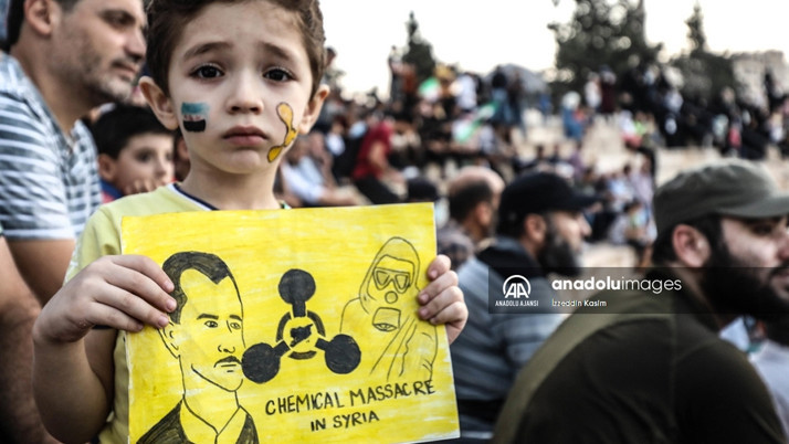 Suriyeliler, Doğu Guta'daki kimyasal saldırıda ölenleri anmak için yürüyüş düzenledi