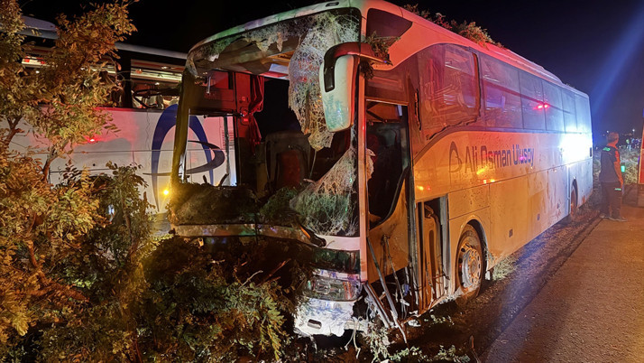 Kayseri'de yolco otobüsü ağaçlara çarptı: 1 ölü 13 yaralı