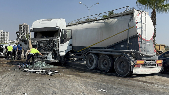 Adana'da tanker ışıklarda bekleyen araçlara çarptı