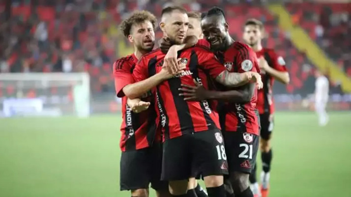 Süper Lig maçı nefesleri kesti! 90+5'te kazandılar