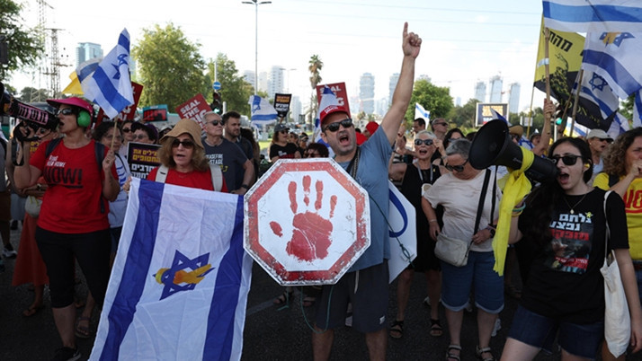 İsrailliler, Gazze kentini işgal kararına karşı esir takası anlaşması talebiyle protesto düzenledi
