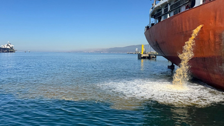 İzmit Körfezi'ni kirleten gemi hakkında yasal işlem başlatıldı
