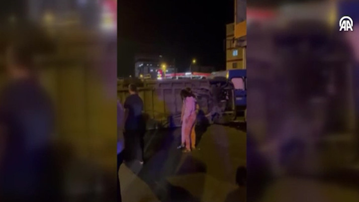 Sultanbeyli'de servis minibüsü ile otomobil çarpıştı! Yaralılar var