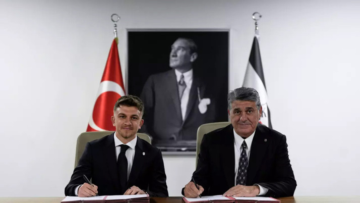 Beşiktaş milli yıldızı renklerine bağladı: 4 yıllık sözleşme yapıldı