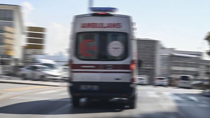 Devrilen otomobildeki 5 kişi yaralandı