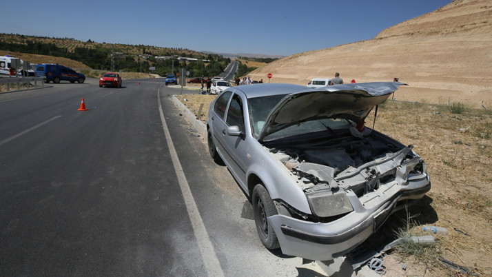 Malatya'da iki otomobil kafa kafaya çarpıştı: 1 ölü 4 yaralı