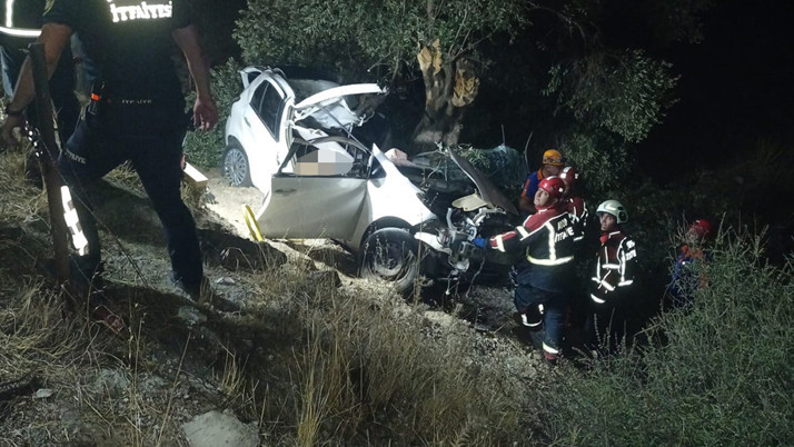 Aydın'da otomobil şarampole devrildi: 2 kişi öldü, 1 çocuk yaralandı