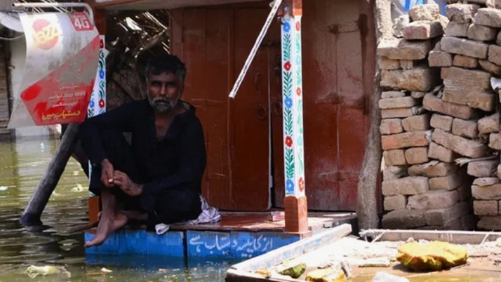 Pakistan'da can kaybı artıyor! Barajların açılması ile on binler tahliye edildi