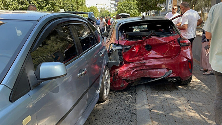Aydın'da sürücü park etmeye çalışırken 5 araçta hasara neden oldu
