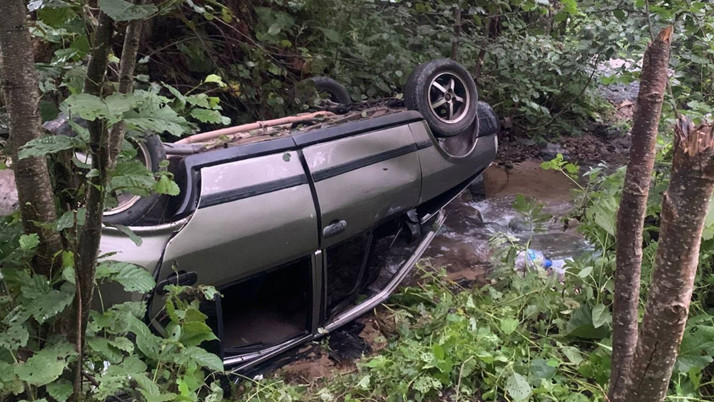 Otomobil dere yatağına devrildi! Yaralılar var