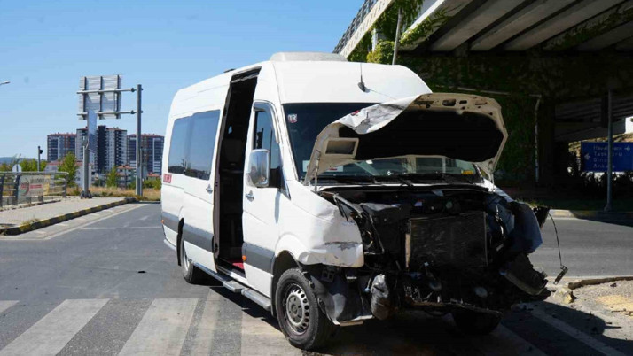 Kastamonu'da facia! Minibüs ile hafif ticari araç çarpıştı: 10 yaralı