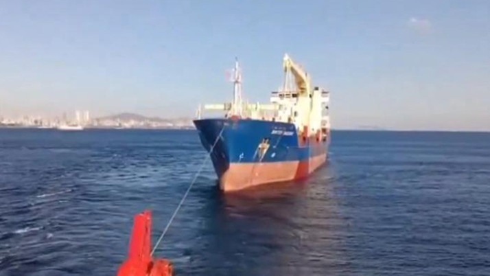 Haydarpaşa açıklarında arızalanan gemi Ahırkapı'ya demirletildi