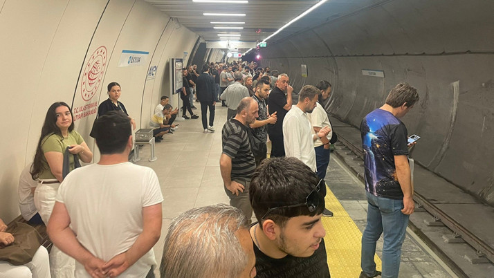 Bakırköy-Kayaşehir metrosunda arıza! Duraklarda yoğunluk oluştu