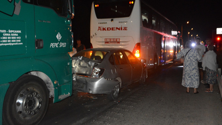 Balıkesir'de kamyon kırmızı ışıkta bekleyen araçlara çarptı: 1 ölü 3 yaralı