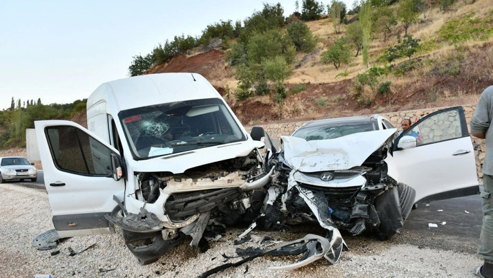 Adıyaman'da minibüs ile otomobilin çarpıştığı kazada 5 kişi yaralandı