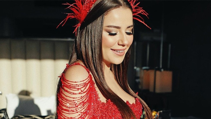 Şarkıcı Merve Özbey hamarat çıktı! Kavanozlarca domates sosu yaptı...