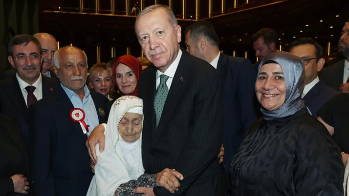 Cumhurbaşkanı Erdoğan, 93 yaşındaki Şefika nineyle bir araya geldi