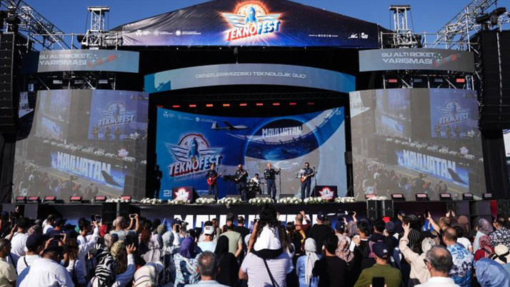 TEKNOFEST Mavi Vatan'da "Yüksek İrtifa" grubu konser verdi
