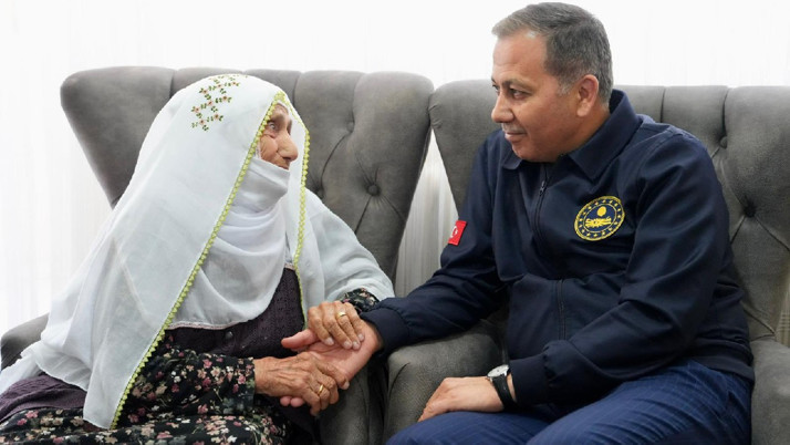 İçişleri Bakanımız Ali Yerlikaya Erzurum'da Şefika Teyze'yi ziyaret etti