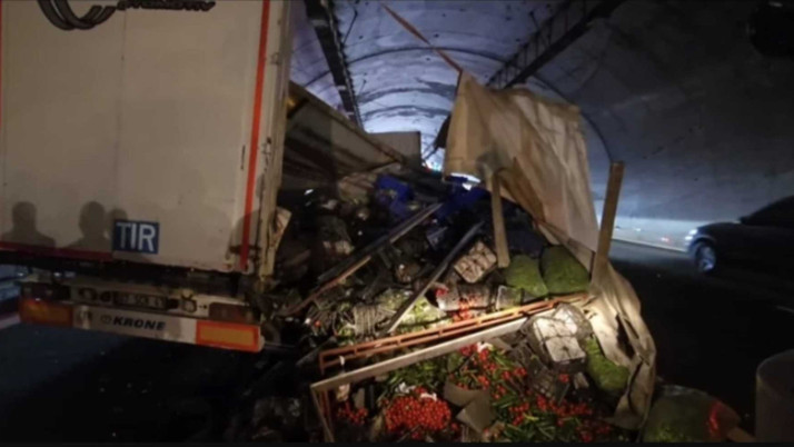 Beykoz’da tır devrildi, tünel kapandı