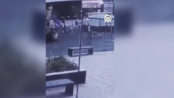 Parkta oyun oynayan iki küçük çocuğun başına gelenler çok korkunç