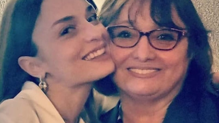 Nilperi Şahinkaya'dan duygu dolu veda! Annesini uğurlarken sanatçı dostları yalnız bırakmadı...