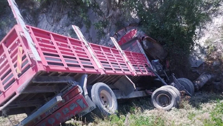 Sinop'ta kamyon devrildi! Sürücü hayatını kaybetti...