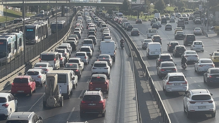 Okullarda uyum haftası başladı İstanbul'da trafik felç oldu