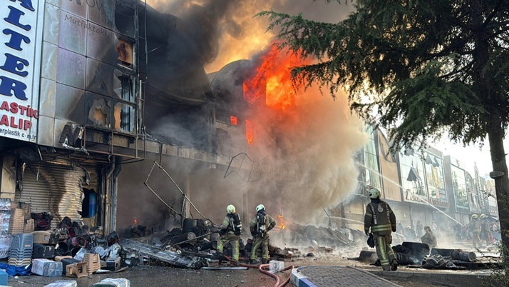 Bağcılar'da İSTOÇ'da büyük yangın çok sayıda iş yeri yandı
