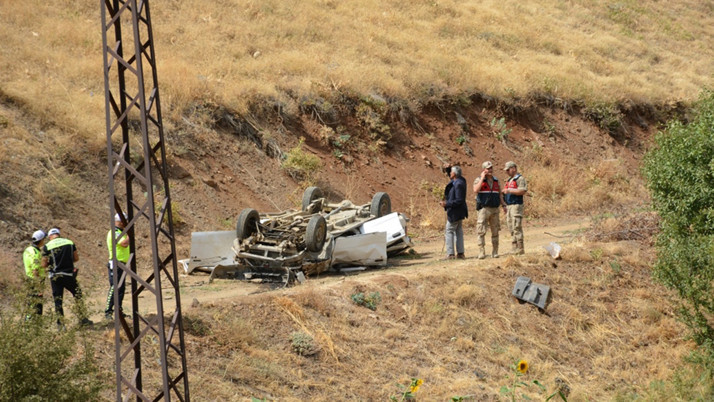 Hakkari'de pikap şarampole devrildi: 2 ölü 1 yaralı