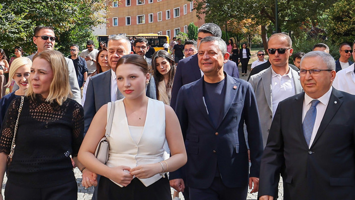 CHP Genel Başkanı Özel, Ferdi Zeyrek'in kızı Nehir'in üniversiteye kaydını yaptırdı
