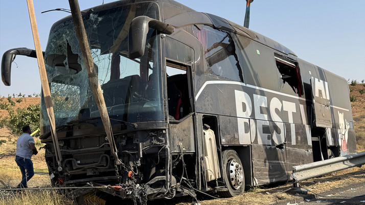 Yolcu otobüsü devrildi! Çok sayıda yaralı var