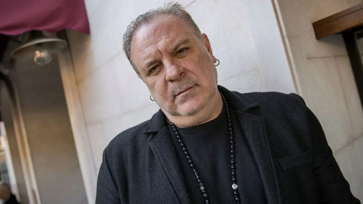 Burak Sergen'i görenler tanıyamadı! Kendinden 26 yaş küçük eşiyle verdiği poz olay oldu