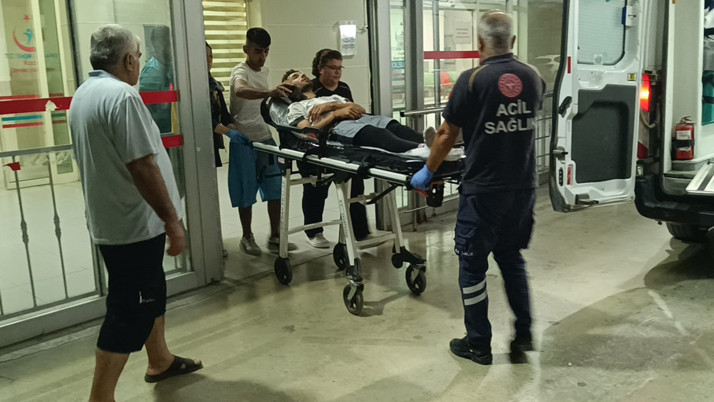 Halı sahada taşlı ve sopalı kavga: 1'i ağır 2 yaralı