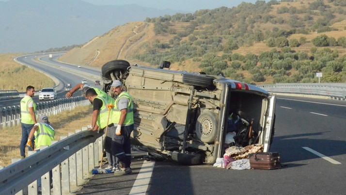 Aydın'da bariyere çarpıp devrilen minibüsteki 1 kişi öldü, 2 kişi yaralandı