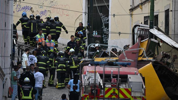 Portekiz'de tramvay raydan çıktı: 15 ölü