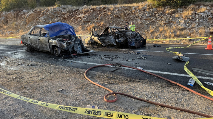 Kafa kafaya çarpışan otomobiller alev aldı! Feci kazada 3 ölü var