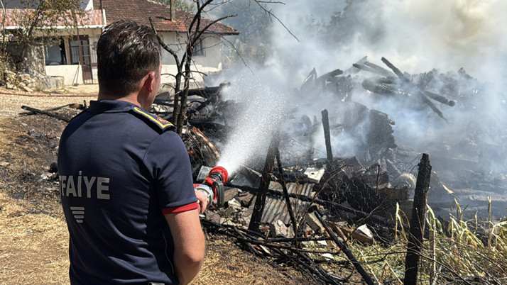 Evde çıkan yangın ormana sıçradı! Ekipler bölgede...