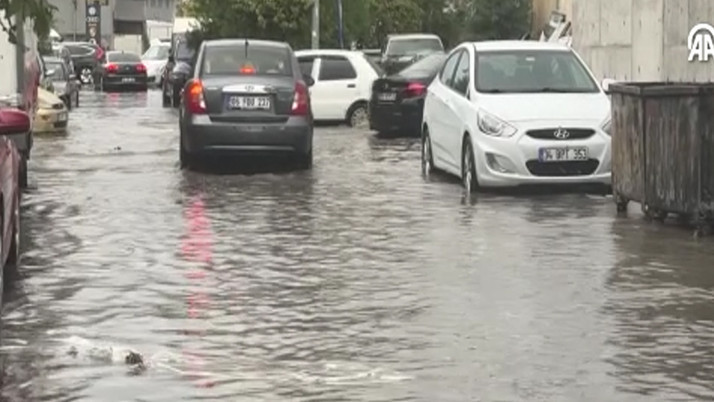 Hava karardı hortum çıktı! Vatandaş şaştı kaldı