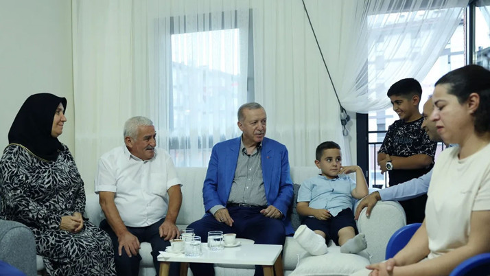 Cumhurbaşkanı Erdoğan'dan Malatya'da depremzede aileye ziyaret