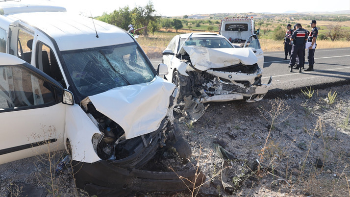 Otomobil ile hafif ticari araç çarpıştı! Çok sayıda yaralı var