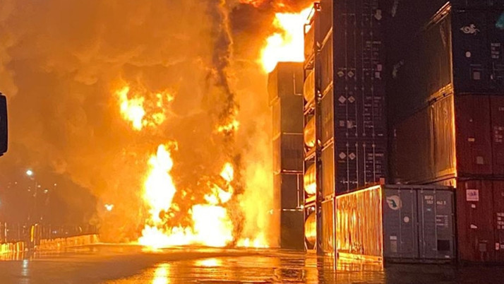 İzmir'de sanayi sitesinde yangın! 8 iş yeri 3 araç