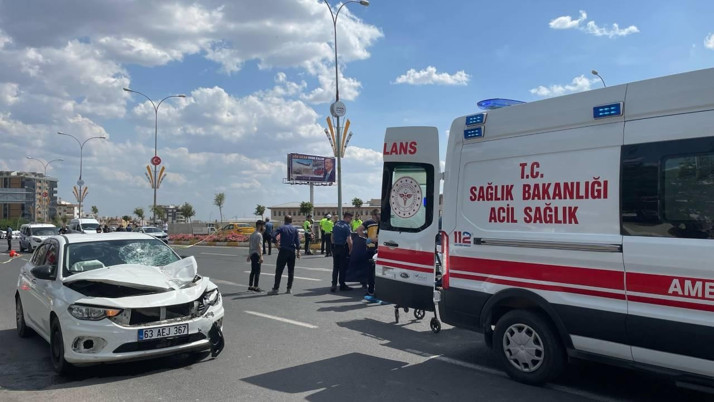 Şanlıurfa'da korkunç kaza! Otomobil durakta ki anne ve çocuklarına çarptı