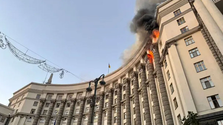 Rusya, düzenlediği en büyük hava saldırısında Ukrayna hükümet binasını ilk kez vurdu
