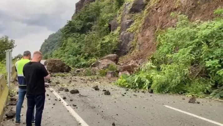 Artvin'de heyelan! Facianın eşiğinden dönüldü